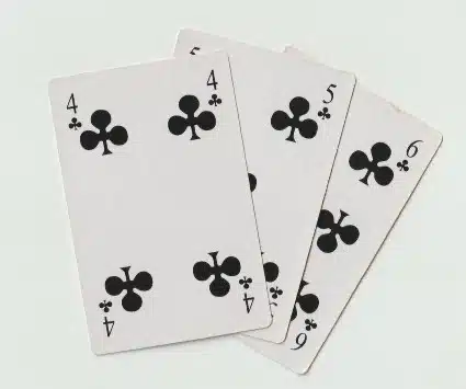 Quatre cartes de jeu (Rami) montrant des trèfles noirs: 4, 4 club, 4, 5 et 6.1