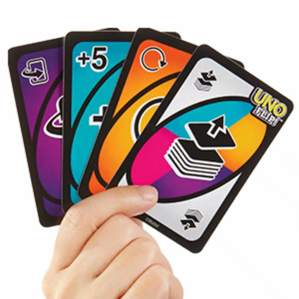 Main tenant des cartes du jeu Uno Flip côté sombre