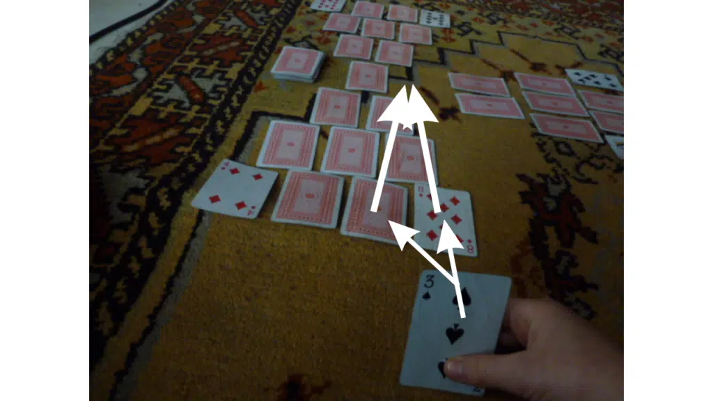 Joueur qui pose une carte pour viser une rangée au jeu du Canard
