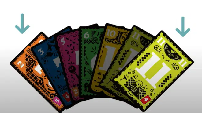 Trio dévoiler une carte de la main d'un joueur