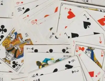 Cartes à jouer étalées sur une table